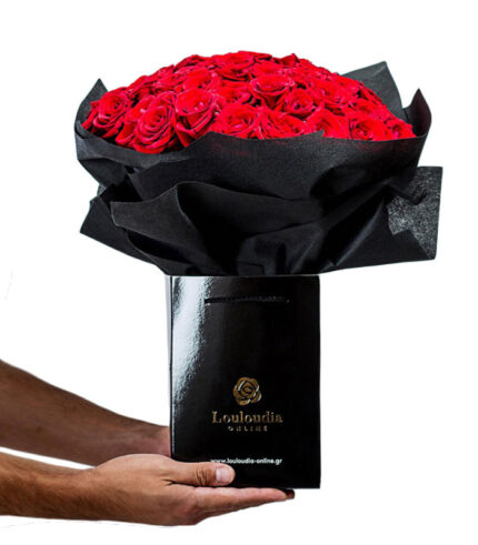 Πολυτελής Ανθοδέσμη με 50 Κόκκινα Τριαντάφυλλα