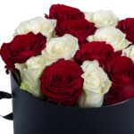 Κουτί με 15 Λευκά-Κόκκινα Τριαντάφυλλα
