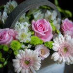 Ανθοσύνθεση με Ροζ Ζέρμπερες και Τριαντάφυλλα σε Ξύλινο Καλάθι