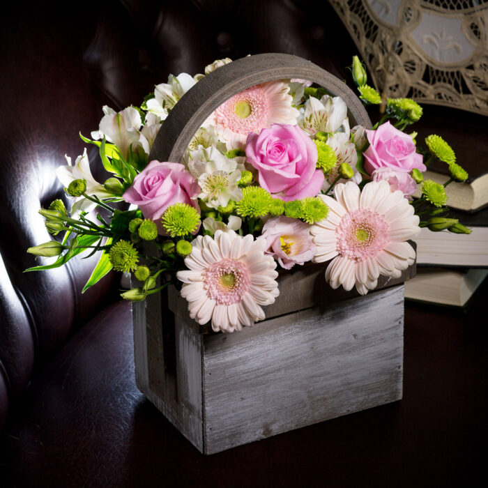Ροζ-ΛευκΑνθοσύνθεση με Ροζ Ζέρμπερες και Τριαντάφυλλα σε Ξύλινο Καλάθιή σύνθεση σε καλάθι
