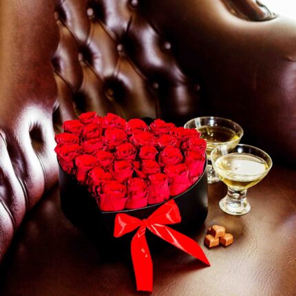 Κουτί με 25 Κόκκινα Τριαντάφυλλα σε Σχήμα Καρδιάς Deluxe