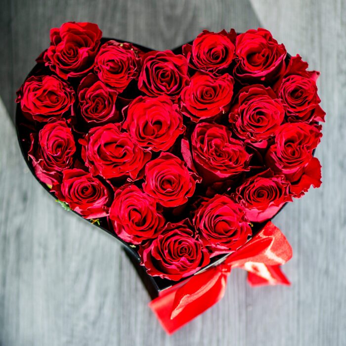 Κόκκινα τριαντάφυλλα σε κουτί καρδιά με σοκολατάκια Premium