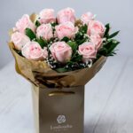 Ανθοδέσμη Classic με 12 Ροζ Τριαντάφυλλα Deluxe