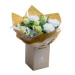 Ανθοδέσμη Πανδαισία με Λευκά Τριαντάφυλλα και Κρίνα Premium