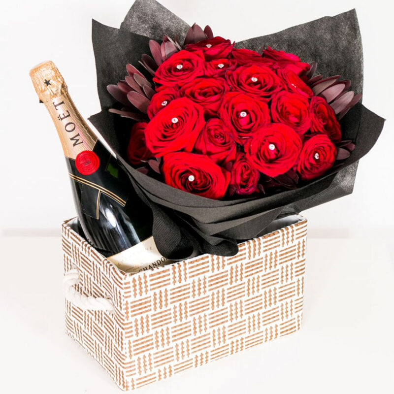 Καλάθι με 20 Κόκκινα Τριαντάφυλλα και Σαμπάνια Moet