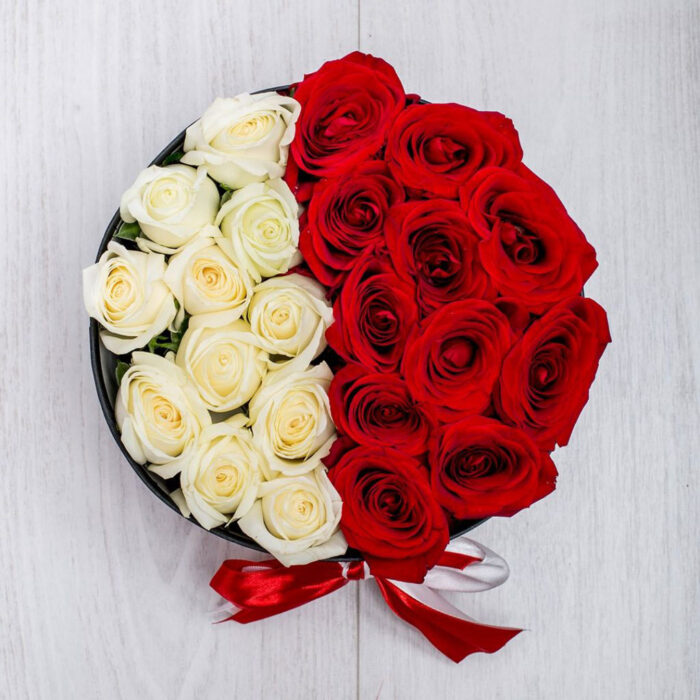 Κόκκινα-λευκά τριαντάφυλλα σε κουτί