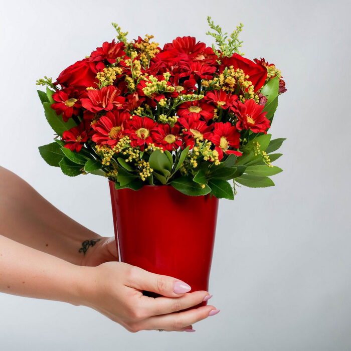 Flower Arrangement with Red Roses and Chrysanthemum in Clay Maspaw
