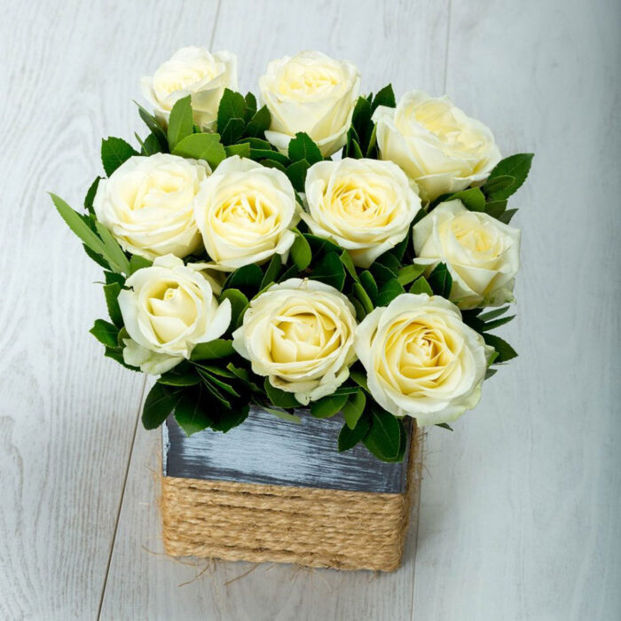 Ανθοσύνθεση με Λευκά Τριαντάφυλλα σε Ξύλινο Κασπώ