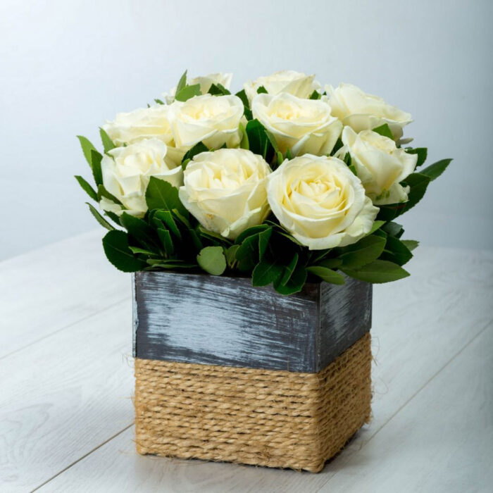 Ανθοσύνθεση με Λευκά Τριαντάφυλλα σε Ξύλινο Κασπώ