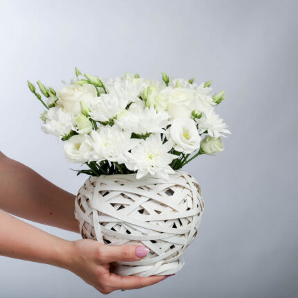 Ανθοσύνθεση με Λευκά Τριαντάφυλλα και Λυσίανθο σε Καλάθι