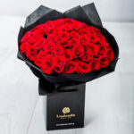Πολυτελής Ανθοδέσμη με 50 Κόκκινα Τριαντάφυλλα