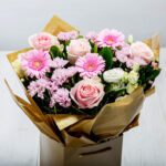 Ανθοδέσμη με Ροζ Ζέρμπερες και Τριαντάφυλλα