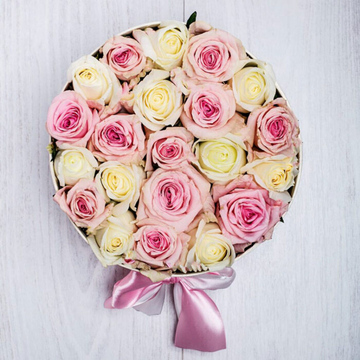 Ροζ-Λευκά τριαντάφυλλα σε κουτί