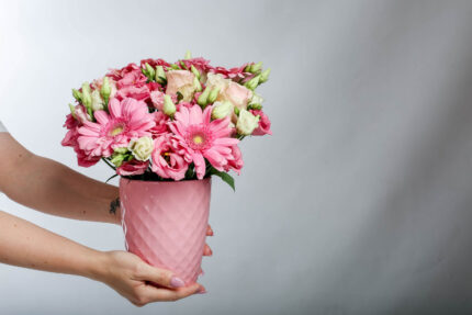 Ροζ σύνθεση λουλουδιών