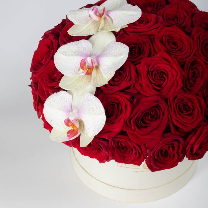Κουτί με 40 Κόκκινα Τριαντάφυλλα και Ορχιδέες