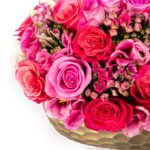 Ανθοσύνθεση με Ροζ-Φουξ Τριαντάφυλλα σε Χρυσό Κεραμικό Κασπώ