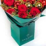 Χριστουγεννιάτικη Ανθοδέσμη με Τριαντάφυλλα σε Κόκκινο-Χρυσό