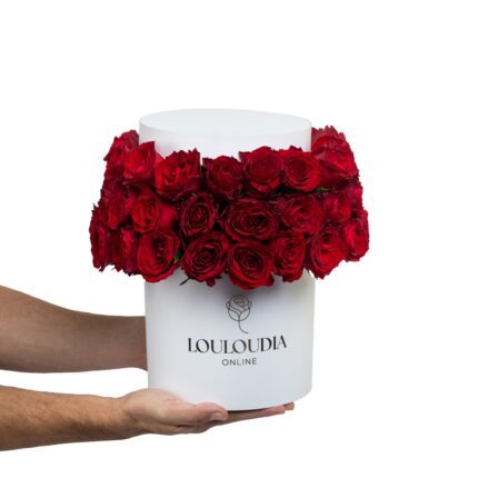 Λευκό Κουτί με 50 Κόκκινα Τριαντάφυλλα με Μπερέ