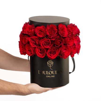 Μαύρο Κουτί με 50 Κόκκινα Τριαντάφυλλα με Μπερέ