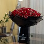 Πολυτελής Ανθοδέσμη με 100 Κόκκινα-Χρυσά Tριαντάφυλλα