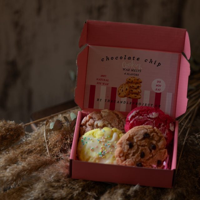 🍪 Σαν cookies, αλλά μην τολμήσεις να δαγκώσεις!
Είναι wax melts και μυρίζουν πιο νόστιμα απ’ όσο δείχνουν. 
(Αλήθεια όμως, μη τα φας)

#louloudiaonline  #makeromancegreatagain  #waxmelts s #cookievibesonly  #candleaddict  #sweetaromas  #thecandleproject