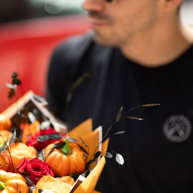 🎃🌹 🖤 Fall vibes με χαρακτήρα !

#louloudiaonline  #manwithflowers  #pumpkinbouquet  #boldflowers  #fallarrangement  #φθινοπωριναλουλουδια  #λουλούδιαμεστιλ #makeromancegreatagain