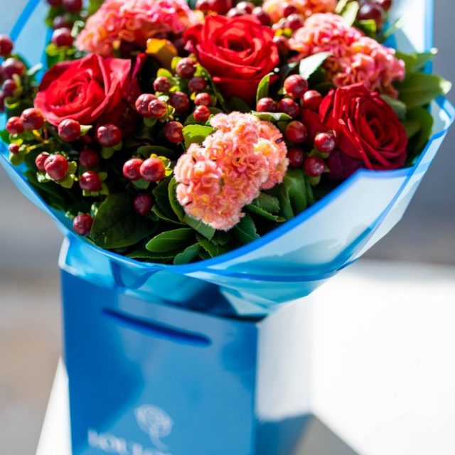 💙 Bold, φωτεινό και τόσο, μα τόσο fresh. Αυτό το μπουκέτο δεν περνά απαρατήρητο !

#louloudiaonline  #makeromancegreatagain  #boldbouquet  #BlueVibesOnly  #freshflowersdaily  #BouquetGoals  #LoveDelivered